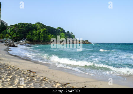 Blick vom Strand über das Meer, weißen Sand und türkisfarbenes Wasser, cayo levantado in der karibik Stockfoto