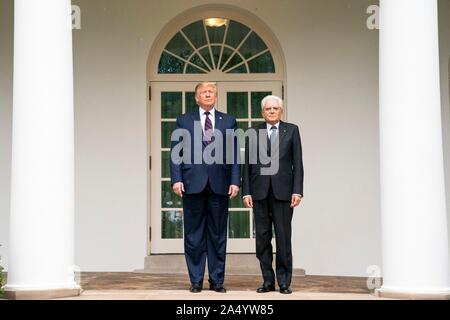 Washington, Vereinigte Staaten von Amerika. 16. Oktober, 2019. Us-Präsident Donald Trump, links, steht mit italienischen Präsidenten Sergio Mattarella, rechts, im Westen Kolonnade des Weißen Hauses Oktober 16, 2019 in Washington, DC. Credit: Shealah Craighead/White House Photo/Alamy leben Nachrichten Stockfoto