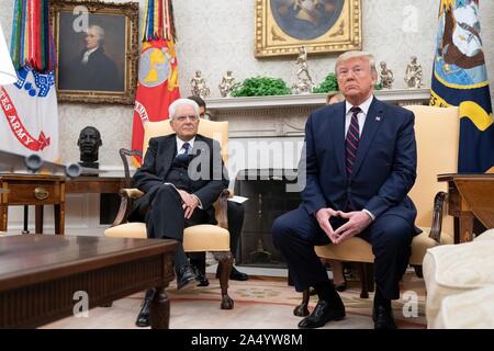 Washington, Vereinigte Staaten von Amerika. 16. Oktober, 2019. Us-Präsident Donald Trump, rechts, spricht mit den Medien vor dem Start eines bilateralen Treffen mit dem italienischen Präsidenten Sergio Mattarella, Links, im Oval Office des Weißen Hauses Oktober 16, 2019 in Washington, DC. Credit: Shealah Craighead/White House Photo/Alamy leben Nachrichten Stockfoto