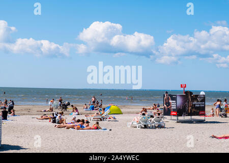 Sonnenanbeter, Strand, Pärnu, Estland Stockfoto