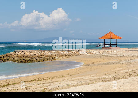 Pavillon am Strand von Sanur. Weißer Sand, blauer Himmel, das Meer. Bali, Indonesien. Stockfoto