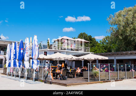 Sun Set, Cafe Bar auf der Terrasse, Strand, Pärnu, Estland Stockfoto