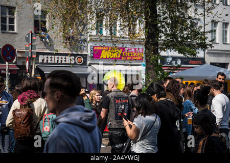 Ein Punk mit einem mohican Frisur auf der Oranienstraße am 1. Mai 2019 in Berlin, Deutschland Stockfoto