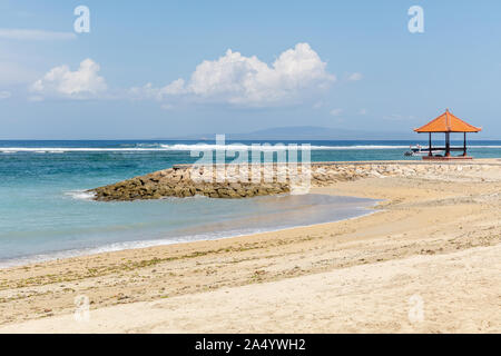 Pavillon am Strand von Sanur. Weißer Sand, blauer Himmel, das Meer. Bali, Indonesien. Stockfoto