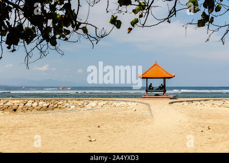 Pavillon am Strand von Sanur. Weißer Sand, blauer Himmel, das Meer. Bali, Indonesien. Stockfoto