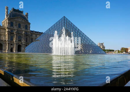 Haupteingang des Louvre Museum. National Museum von Frankreich an die bildende Kunst, Archäologie und dekorative Künste eingeweiht Es ist eines der am meisten importieren Stockfoto