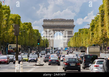 Verkehr in der Nähe des Arc de Triomphe in Paris. Frankreich. September 1, 2017 Stockfoto