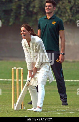 Die Herzogin von Cambridge geht an bat bei einem Besuch DOSTI Kricket Programm des British Council zu sehen, ein Sport für den Frieden Initiative auf nationaler Cricket Akademie in Lahore, Pakistan, am vierten Tag des königlichen Besuch in Pakistan. Stockfoto