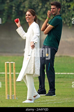 Die Herzogin von Cambridge geht an bat bei einem Besuch DOSTI Kricket Programm des British Council zu sehen, ein Sport für den Frieden Initiative auf nationaler Cricket Akademie in Lahore, Pakistan, am vierten Tag des königlichen Besuch in Pakistan. Stockfoto