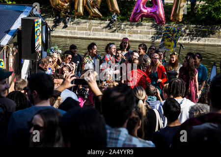 Ein Chor auf einem Boot eine Masse in einem Park am 1. Mai 2019 in Berlin unterhalten, Deutschland Stockfoto