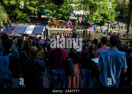 Ein Chor auf einem Boot eine Masse in einem Park am 1. Mai 2019 in Berlin unterhalten, Deutschland Stockfoto