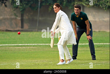 Die Herzogin von Cambridge geht am vierten Tag des königlichen Besuches in Pakistan aus, um das DOSTI-Cricket-Programm des British Council, eine Sport für den Frieden-Initiative, an der National Cricket Academy in Lahore, Pakistan, zu besuchen. Stockfoto