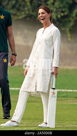 Die Herzogin von Cambridge geht an bat bei einem Besuch DOSTI Kricket Programm des British Council zu sehen, ein Sport für den Frieden Initiative auf nationaler Cricket Akademie in Lahore, Pakistan, am vierten Tag des königlichen Besuch in Pakistan. Stockfoto