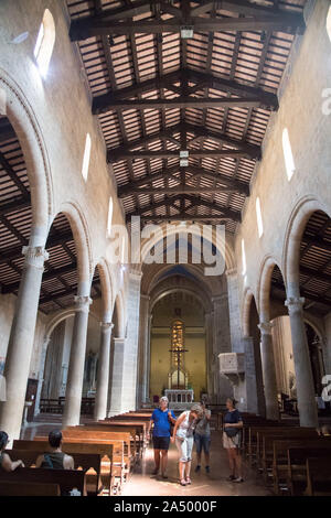 Romanische Kollegatkirche dei Santi Andrea e Bartolomeo (Stiftskirche des Heiligen Andreas und Bartholomäus) im historischen Zentrum von Orvieto, Umbrien, Italien. Stockfoto