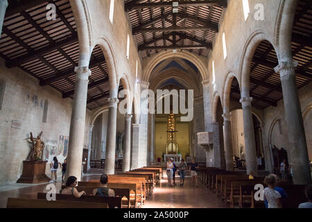 Romanische Kollegatkirche dei Santi Andrea e Bartolomeo (Stiftskirche des Heiligen Andreas und Bartholomäus) im historischen Zentrum von Orvieto, Umbrien, Italien. Stockfoto