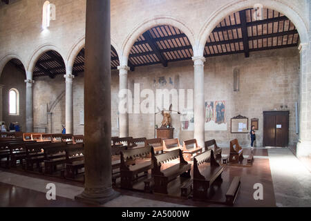 Romanische Kollegatkirche dei Santi Andrea e Bartolomeo (Stiftskirche des Heiligen Andreas und Bartholomäus) im historischen Zentrum von Orvieto, Umbrien, Italien. Stockfoto