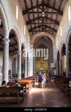 Romanische Kollegatkirche dei Santi Andrea e Bartolomeo (Stiftskirche des Heiligen Andreas und Bartholomäus) im historischen Zentrum von Orvieto, Umbrien, Italien. Stockfoto