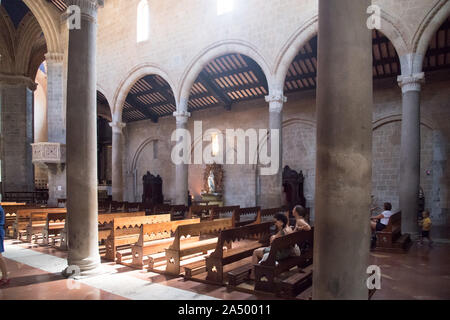 Romanische Kollegatkirche dei Santi Andrea e Bartolomeo (Stiftskirche des Heiligen Andreas und Bartholomäus) im historischen Zentrum von Orvieto, Umbrien, Italien. Stockfoto