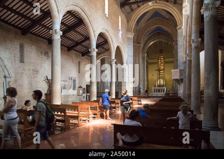 Romanische Kollegatkirche dei Santi Andrea e Bartolomeo (Stiftskirche des Heiligen Andreas und Bartholomäus) im historischen Zentrum von Orvieto, Umbrien, Italien. Stockfoto