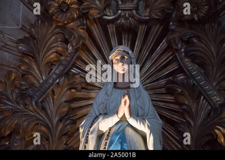 Romanische Kollegatkirche dei Santi Andrea e Bartolomeo (Stiftskirche des Heiligen Andreas und Bartholomäus) im historischen Zentrum von Orvieto, Umbrien, Italien. Stockfoto