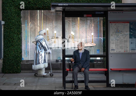 Das Kaufhaus Selfridges in London stellt ihre Weihnachten windows auf der Oxford Street. In diesem Jahr wird um "themed ein Weihnachtsgeschenk für Moderne Zeiten". PA-Foto. Bild Datum: Donnerstag, Oktober 17, 2019. Siehe PA Geschichte Weihnachten Selfridges. Photo Credit: Victoria Jones/PA-Kabel Stockfoto