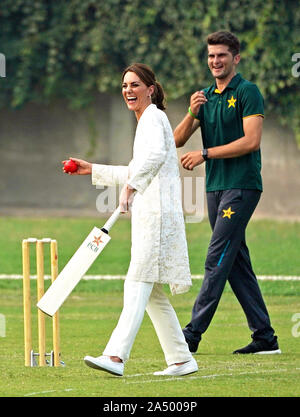 Die Herzogin von Cambridge geht an bat bei einem Besuch DOSTI Kricket Programm des British Council zu sehen, ein Sport für den Frieden Initiative auf nationaler Cricket Akademie in Lahore, Pakistan, am vierten Tag des königlichen Besuch in Pakistan. Stockfoto