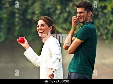 Die Herzogin von Cambridge geht an bat bei einem Besuch DOSTI Kricket Programm des British Council zu sehen, ein Sport für den Frieden Initiative auf nationaler Cricket Akademie in Lahore, Pakistan, am vierten Tag des königlichen Besuch in Pakistan. Stockfoto