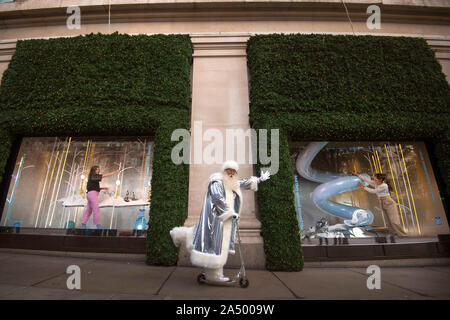 Das Kaufhaus Selfridges in London stellt ihre Weihnachten windows auf der Oxford Street. In diesem Jahr wird um "themed ein Weihnachtsgeschenk für Moderne Zeiten". PA-Foto. Bild Datum: Donnerstag, Oktober 17, 2019. Siehe PA Geschichte Weihnachten Selfridges. Photo Credit: Victoria Jones/PA-Kabel Stockfoto