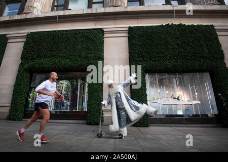 Das Kaufhaus Selfridges in London stellt ihre Weihnachten windows auf der Oxford Street. In diesem Jahr wird um "themed ein Weihnachtsgeschenk für Moderne Zeiten". PA-Foto. Bild Datum: Donnerstag, Oktober 17, 2019. Siehe PA Geschichte Weihnachten Selfridges. Photo Credit: Victoria Jones/PA-Kabel Stockfoto