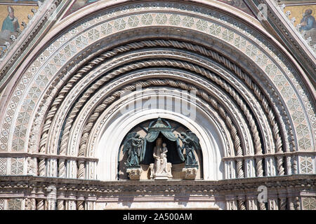 Italienische gotischen Kathedrale Santa Maria Assunta (Kathedrale der Himmelfahrt der Jungfrau Maria) im historischen Zentrum von Orvieto, Umbrien, Italien. Au Stockfoto