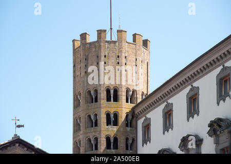 Romanische Kollegatkirche dei Santi Andrea e Bartolomeo (Stiftskirche des Heiligen Andreas und Bartholomäus) mit decagonal Glockenturm Piazza della Repubb Stockfoto