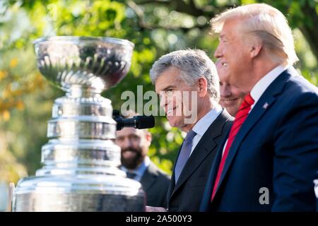 Us-Präsident Donald Trump, rechts, steht mit dem Vorsitzenden des St. Louis Blues Tom Stillman, Links, während einer Zeremonie, begrüßte die 2019 Stanley Cup professional Ice Hockey Team, die St. Louis Blues, im Rosengarten des Weißen Hauses Oktober 15, 2019 in Washington, DC. Stockfoto