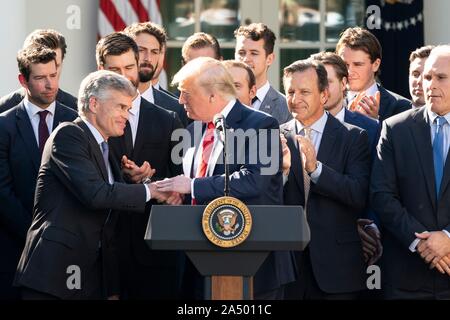 Us-Präsident Donald Trump, Mitte, beglückwünscht die Inhaber der St. Louis Blues Tom Stillman, Links, während einer Zeremonie, begrüßte die 2019 Stanley Cup professional Ice Hockey Team, die St. Louis Blues, im Rosengarten des Weißen Hauses Oktober 15, 2019 in Washington, DC. Stockfoto