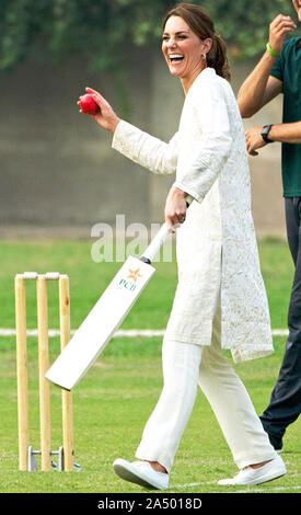 Die Herzogin von Cambridge geht an bat bei einem Besuch DOSTI Kricket Programm des British Council zu sehen, ein Sport für den Frieden Initiative auf nationaler Cricket Akademie in Lahore, Pakistan, am vierten Tag des königlichen Besuch in Pakistan. Stockfoto