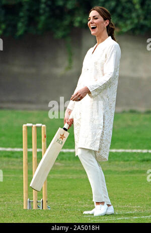 Die Herzogin von Cambridge geht am vierten Tag des königlichen Besuches in Pakistan aus, um das DOSTI-Cricket-Programm des British Council, eine Sport für den Frieden-Initiative, an der National Cricket Academy in Lahore, Pakistan, zu besuchen. Stockfoto