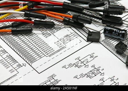 Nahaufnahme der Drähte im Schaltplan - DIY-Kit für Lernen, Ausbildung und Entwicklung von Stromkreisen Stockfoto