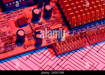 Nahaufnahme der elektronischen Bauteile, Platine, Einheit, Teil, Schaltplan, Computer und digitale Mikrochip - DIY-Kit für das Lernen, Stockfoto