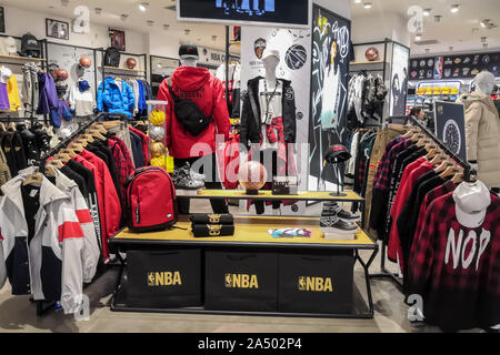 Kein Kunde wird ein NBA Store, dessen Mitarbeiter sagt, er hat kein Problem, Jobs ändern, und wo die Produkte der Houston Rockets, ein Basketball Team in der NBA, werden entfernt, in Zhengzhou City, Central China Provinz Henan, am 16. Oktober 2019. Stockfoto