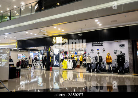 Kein Kunde wird ein NBA Store, dessen Mitarbeiter sagt, er hat kein Problem, Jobs ändern, und wo die Produkte der Houston Rockets, ein Basketball Team in der NBA, werden entfernt, in Zhengzhou City, Central China Provinz Henan, am 16. Oktober 2019. Stockfoto