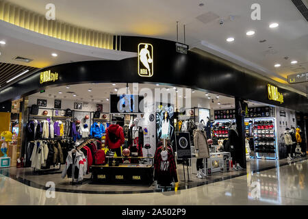 Kein Kunde wird ein NBA Store, dessen Mitarbeiter sagt, er hat kein Problem, Jobs ändern, und wo die Produkte der Houston Rockets, ein Basketball Team in der NBA, werden entfernt, in Zhengzhou City, Central China Provinz Henan, am 16. Oktober 2019. Stockfoto