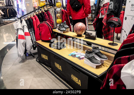 Kein Kunde wird ein NBA Store, dessen Mitarbeiter sagt, er hat kein Problem, Jobs ändern, und wo die Produkte der Houston Rockets, ein Basketball Team in der NBA, werden entfernt, in Zhengzhou City, Central China Provinz Henan, am 16. Oktober 2019. Stockfoto