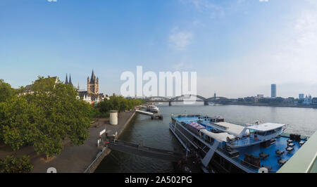 Skyline der Stadt Koeln, Deutschland gesehen von Rhein (Rhein) Stockfoto