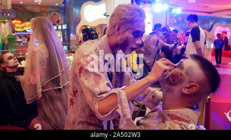 PATTAYA, THAILAND - 31. OKTOBER 2018: Ausländische Touristen für die Ghost Face painting während der Halloween Festival in Pattaya, Thailand genießen Stockfoto