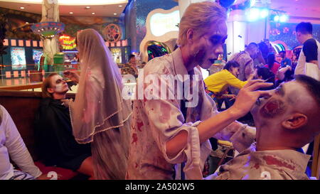 PATTAYA, THAILAND - 31. OKTOBER 2018: Ausländische Touristen für die Ghost Face painting während der Halloween Festival in Pattaya, Thailand genießen Stockfoto