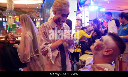 PATTAYA, THAILAND - 31. OKTOBER 2018: Ausländische Touristen für die Ghost Face painting während der Halloween Festival in Pattaya, Thailand genießen Stockfoto