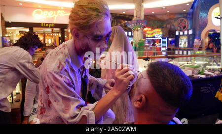 PATTAYA, THAILAND - 31. OKTOBER 2018: Ausländische Touristen für die Ghost Face painting während der Halloween Festival in Pattaya, Thailand genießen Stockfoto