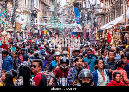 Kathmandu, Nepal - 21. September 2019: Masse von Menschen zu Fuß auf den Straßen von Patan Durbar Square Stockfoto