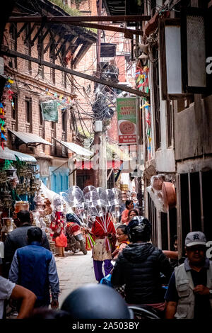 Kathmandu, Nepal - 21. September 2019: Masse von Menschen zu Fuß auf den Straßen von Patan Durbar Square Stockfoto