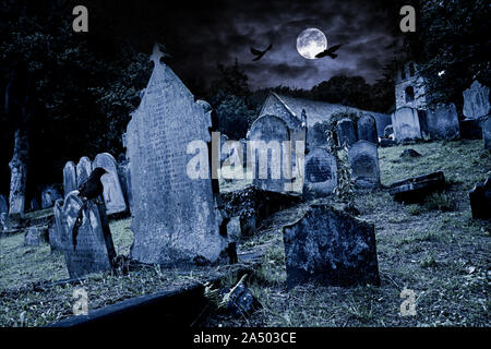 Alten Friedhof mit alten Grabsteinen Grabstein und alte Kirche vor Vollmond Black Raven dunkle Nacht gruselige Horror Hintergrund Stockfoto