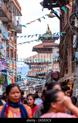 Kathmandu, Nepal - 21. September 2019: Masse von Menschen zu Fuß auf den Straßen von Patan Durbar Square Stockfoto